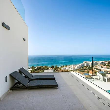 Luxury House With Private Pool, Jacuzzi And Wellness